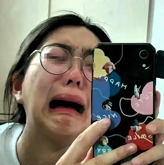 一个女大学生哭诉：“我每个月的生活费根本不够，早餐6元，午晚餐15×2，就是30