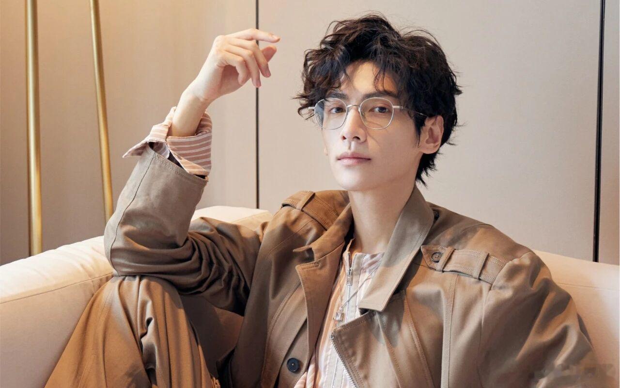 吃瓜🍉1、罗云熙的下一部剧洽谈的是优酷的男频剧《大道朝天》，顺利的话下半年会开