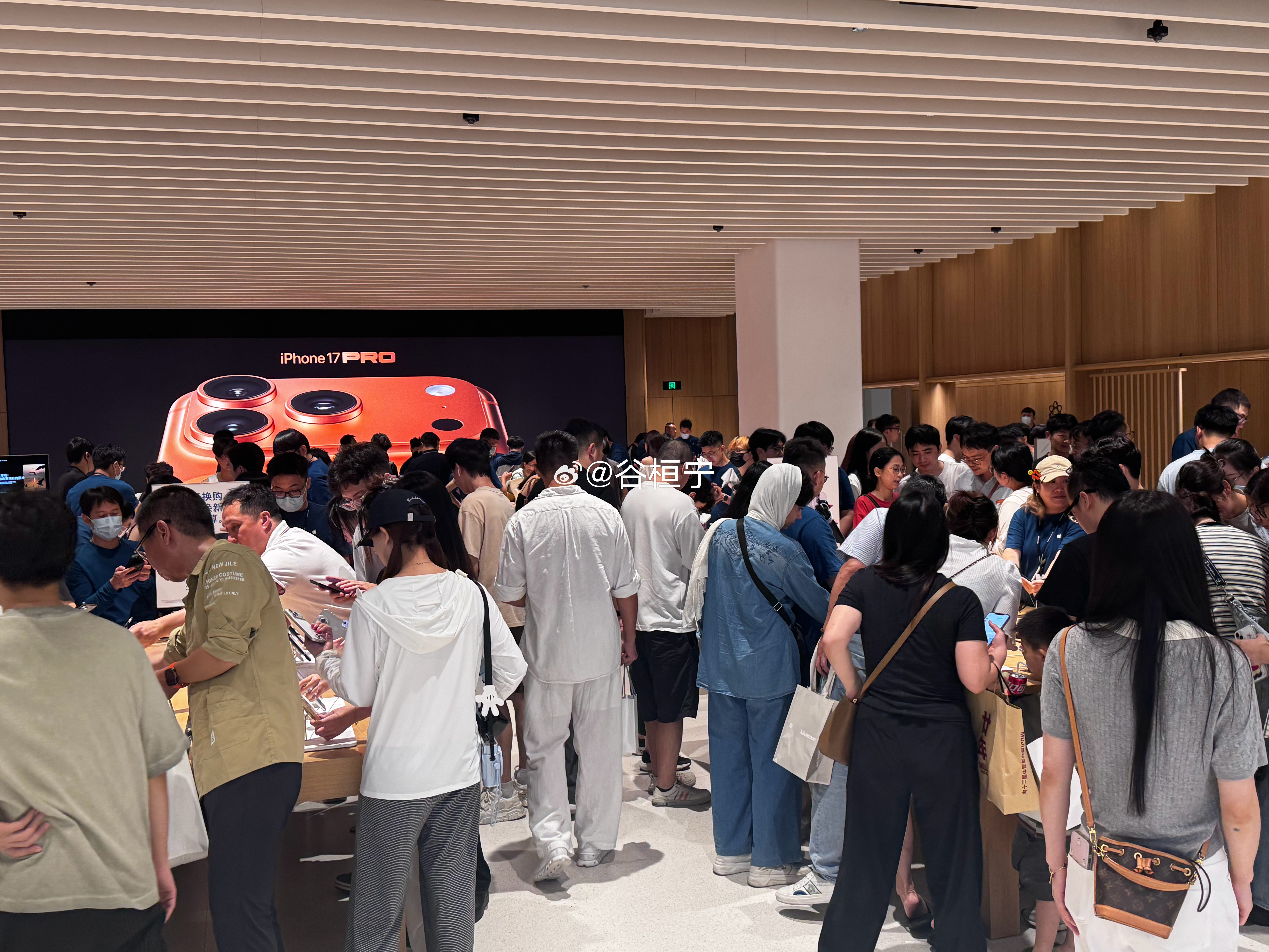 人从众的apple，店里蓝色的iPhone17Pro已经惨不忍睹了[笑着哭]