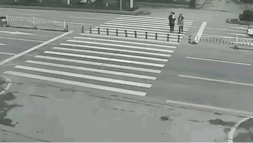 哈哈哈大家看又是女司机要么是刚拿驾照的实习车都是新修改的交通法规惹的祸