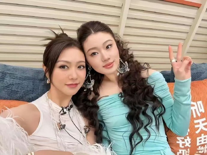 薛凯琪单依纯同框美翻了，有谁能想到她们竟然差了20岁呢