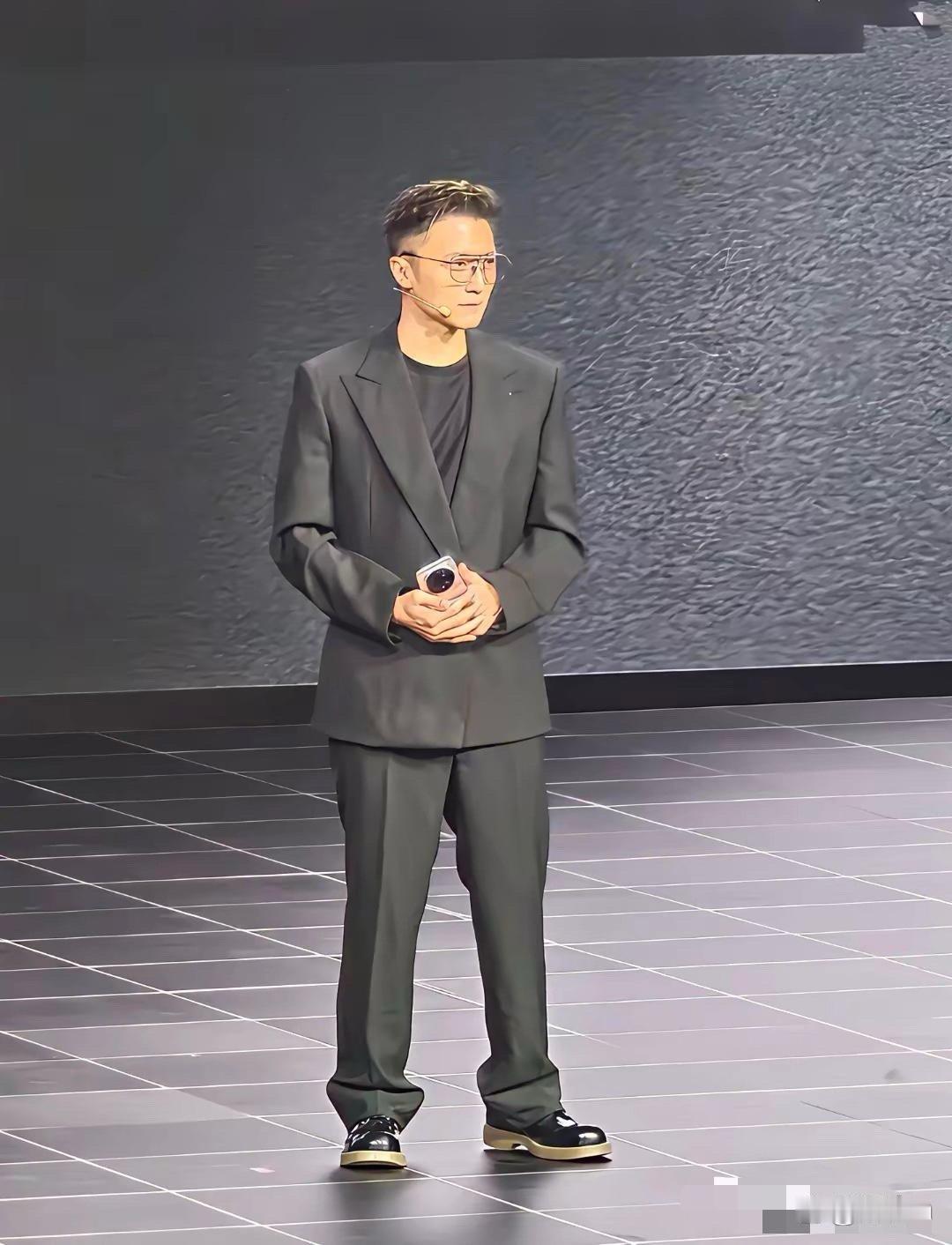 原来谢霆锋也有驾驭不了的风格！西装造型意外翻车，打破颜值万能神话～