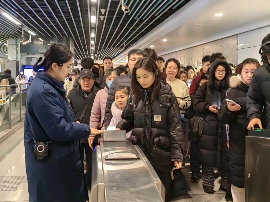 青岛地铁跨年夜：根据公开信息，2025年12月31日跨年夜至2026年1月1日凌