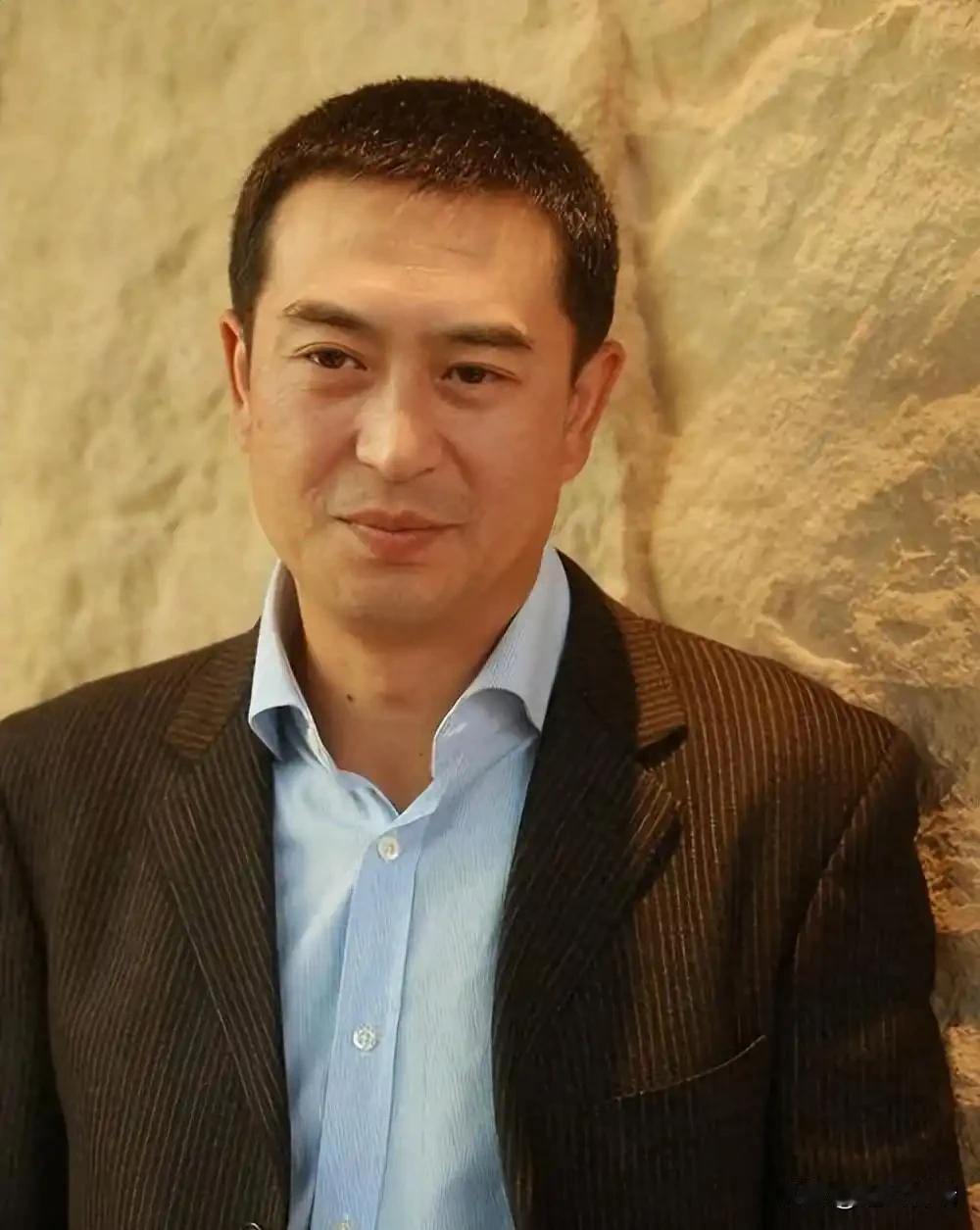 2002年，杜珺在电视镜头前当众说张嘉益娶她就是为了利用她，靠她父亲往上爬，旁边