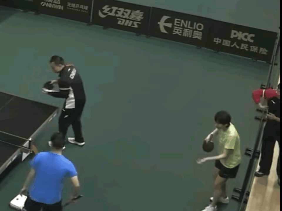 看到这张动图不得不说同频的人总会相遇曼昱徐奕任浩指导孟队医任浩指