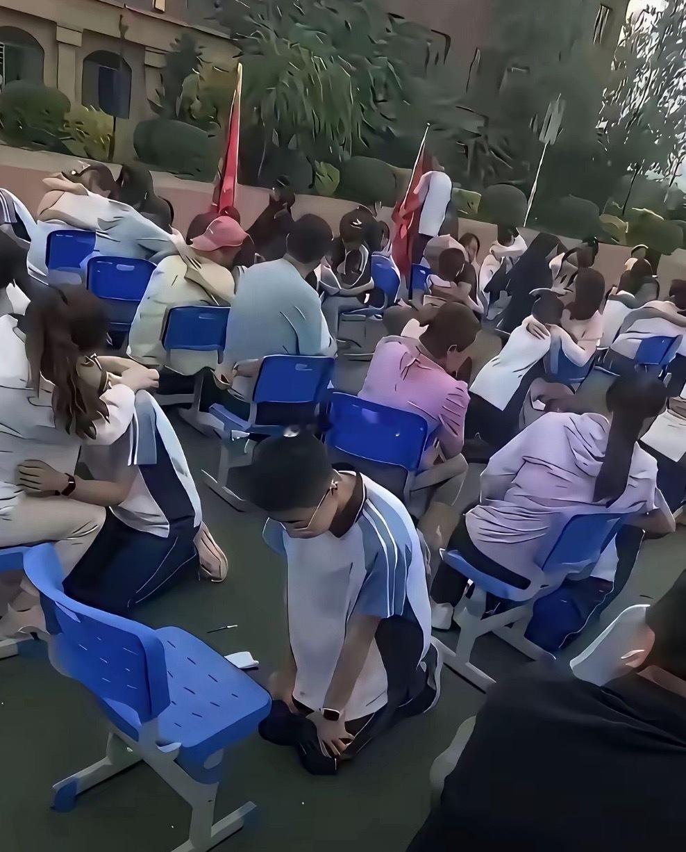 看到这一幕家长会后悔没去陪伴吗