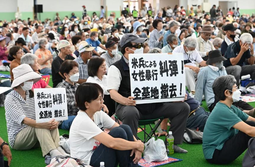 琉球民众一招直击命门！高市早苗当场被戳破伪装，这回真怂了！这一记反击打得太狠