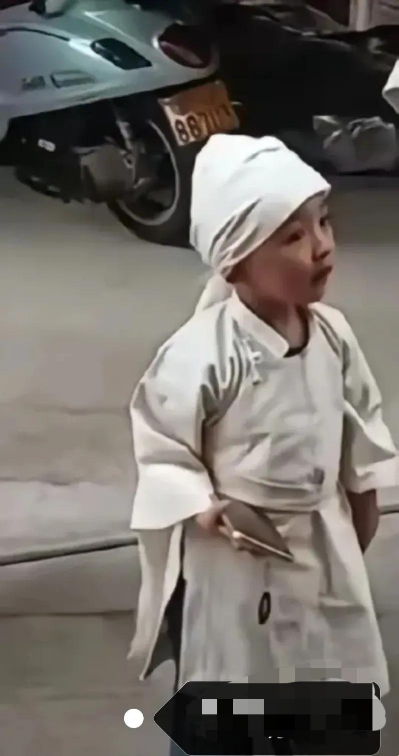 看着真心疼啊...三岁的小娃娃哪懂什么叫“没了妈”，还蹦蹦跳跳缠着爸爸要手机玩。