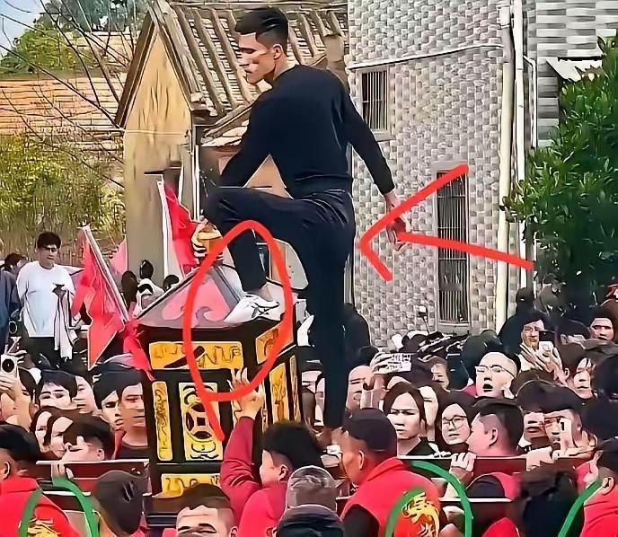 你敢在祖宗牌位前蹦迪吗？湛江这位小伙冲上神轿顶的一刻，几千人瞬间鸦雀无声，两次掷