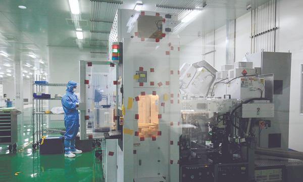 美企无耻+家贼难防！新加坡联合早报今日报道：“中国半导体设备龙头屹唐半导体起诉了