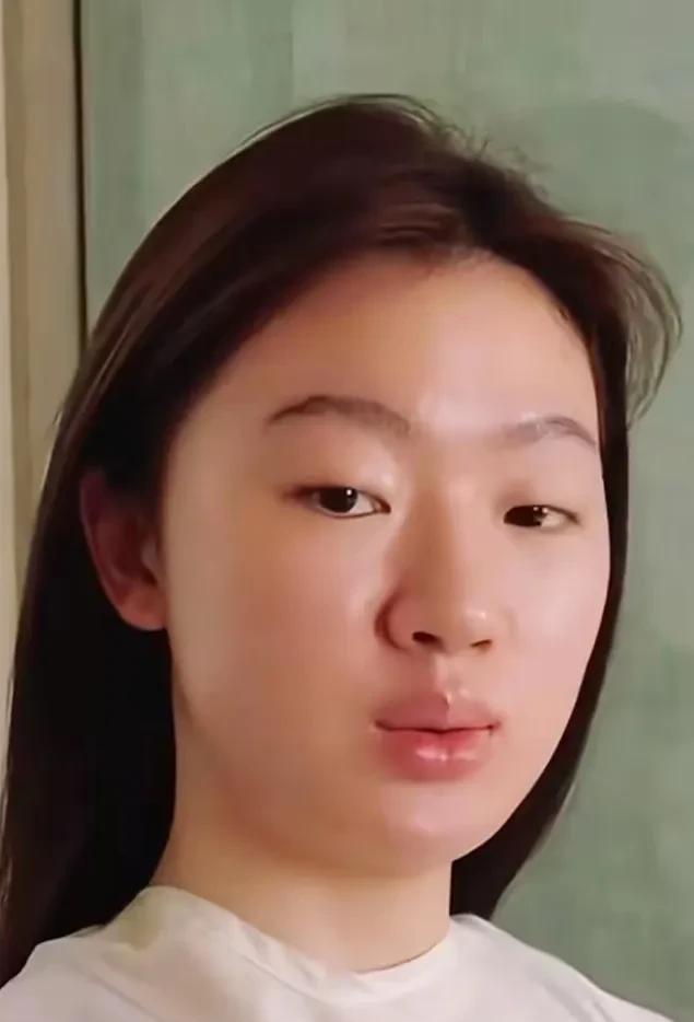 看到单依纯素颜，就知道，绝大部分屏幕上光鲜亮丽的女明星其实也是普通人，卸去光环和