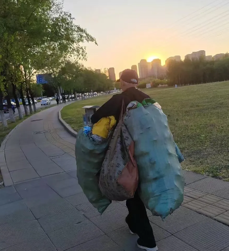 过年我家饭店歇业10天，打开手机摄像头，见一个拾荒老人每天在店门口转悠，今天到