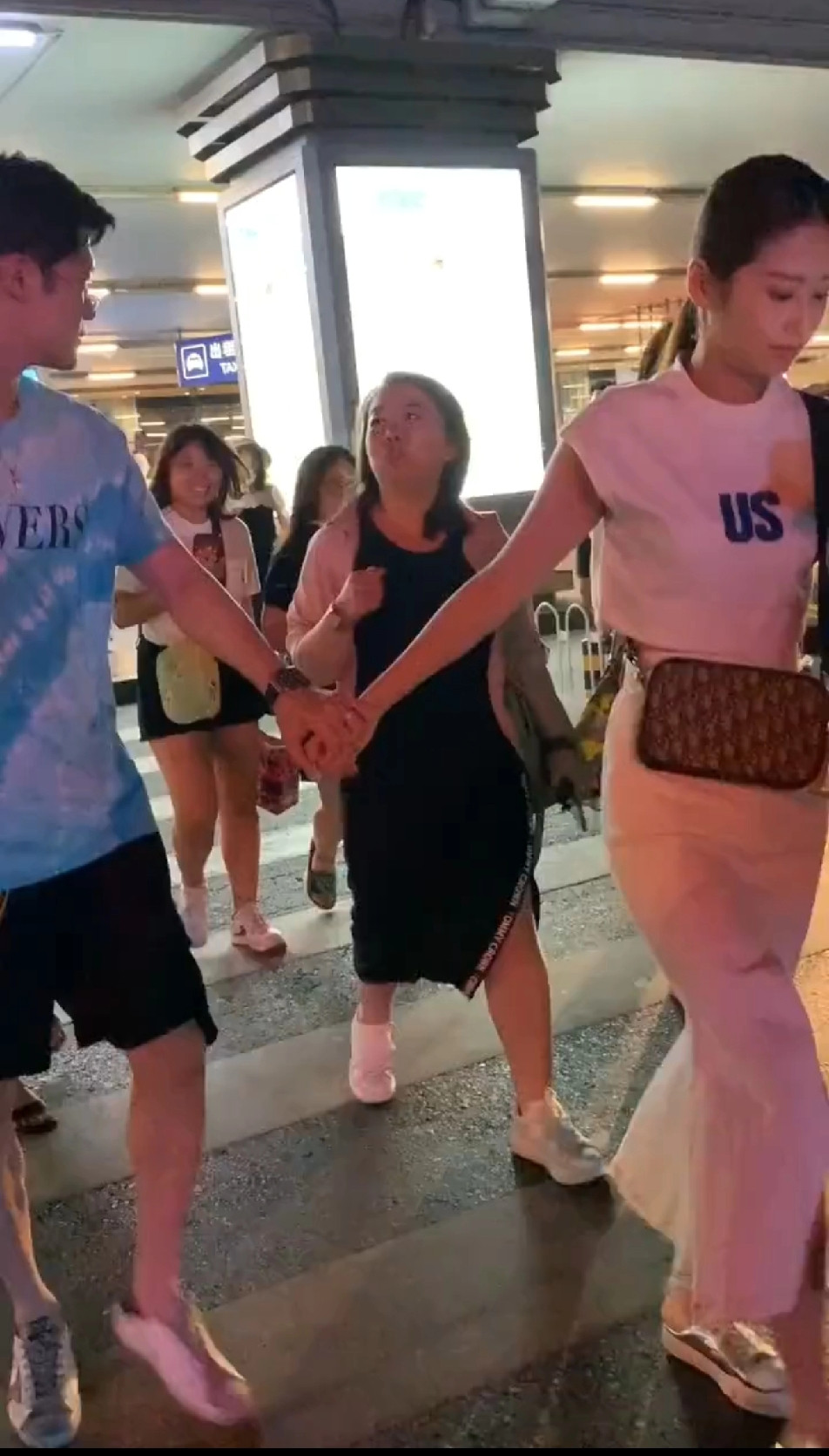 颖儿这是吃醋了吧？她这脸色不太好看嘛，拉着老公付辛博大步流星的走，完全不想让付辛