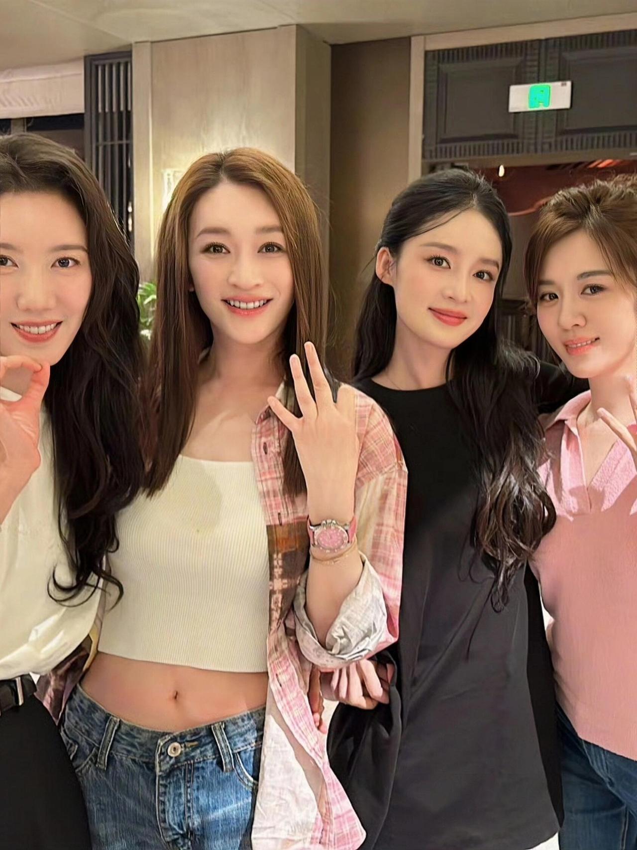 仔细看这四位女星，我觉得她们中气质最好的是李沁，她长相清丽，优雅端庄，美丽大方。