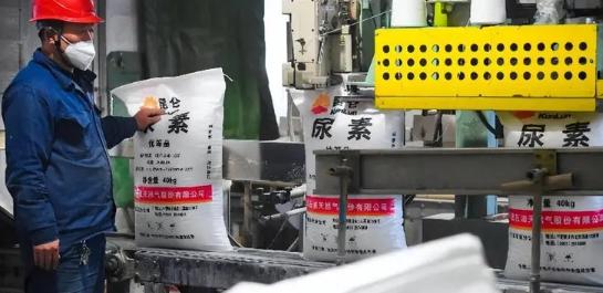 砸重金请中企建顶尖化肥厂，眼看竣工，印度却变脸赖掉十几亿尾款。中国工程师没扯皮，
