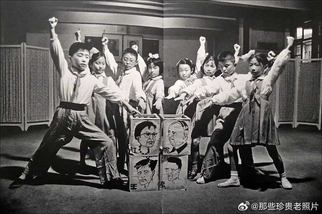 1976年的上海，舞台上的小朋友在表演打倒“四人帮”。