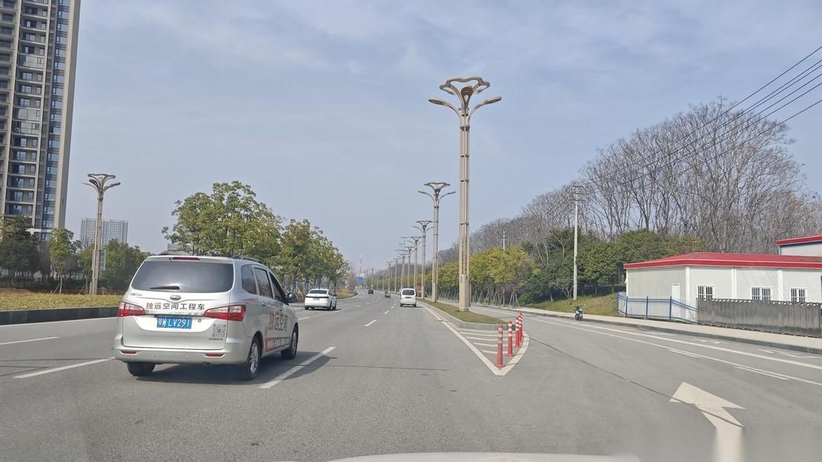 上个月去了趟葛店，马路修得完全是“光谷标准”。又去了趟汉南，左岸大道双向8车道，