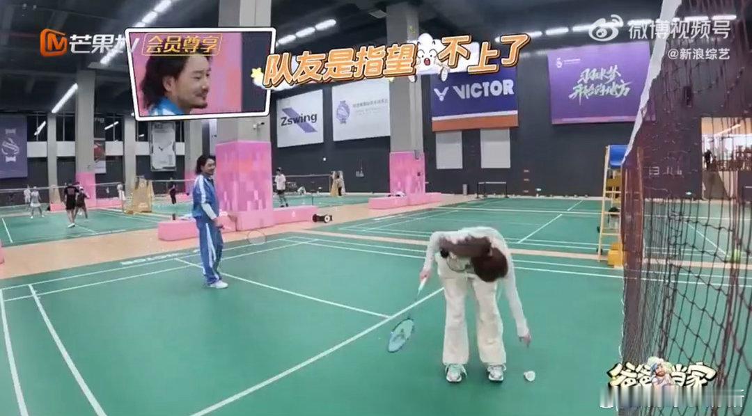 郑思维仅靠左手秒杀萨琪拉爸爸当家的聚会开播单手对战依旧气场全开，郑思维左手从容控