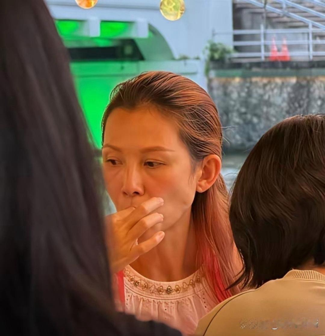 蔡少芬在新加坡的大排档吃海鲜，一张素颜照直接打破了“明星不会老”的滤镜。面部细纹清晰展露，身形瘦削单