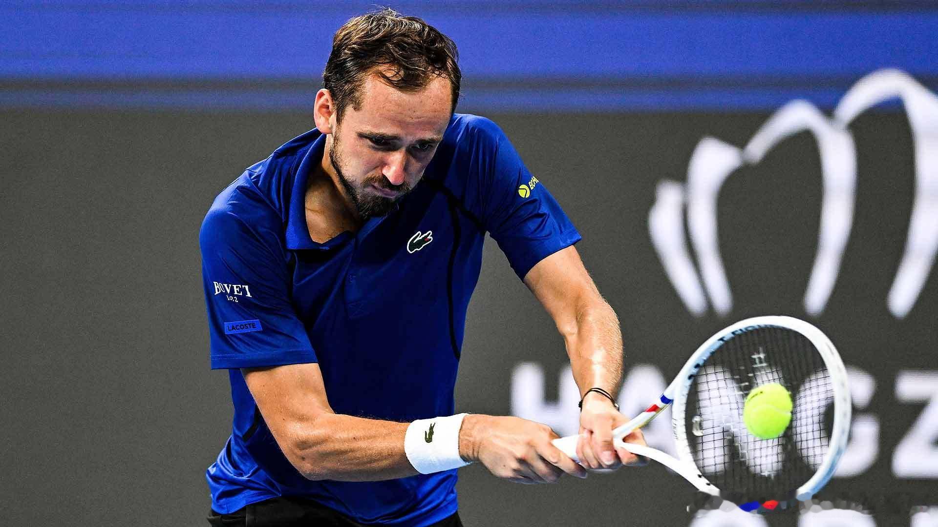 ATP杭州站男单决赛，梅德韦杰夫全场轰出23记ACE球，最终以7-5/6-4击败