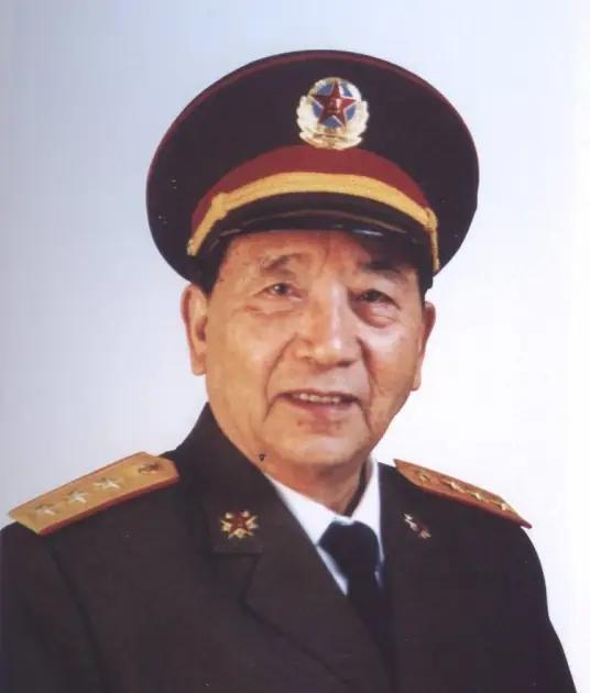 秦基伟从上甘岭回来后受到了毛主席的接见，回家后他的妻子盯着他看了半天，关切的说道