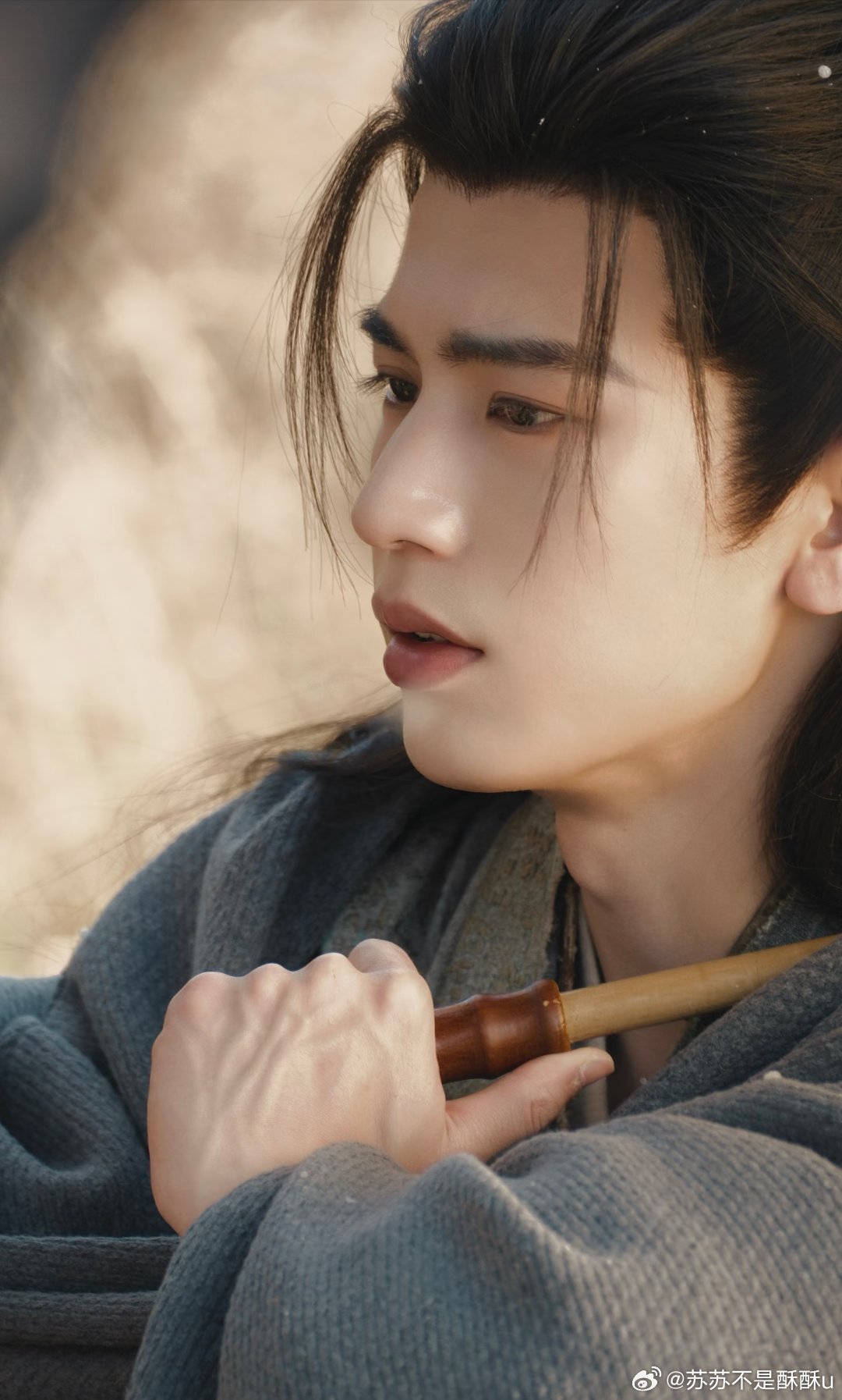 开播几集看下来，真心被圈住。张凌赫这种大帅哥谁不想捡回家？前两集节奏稍慢，但画面