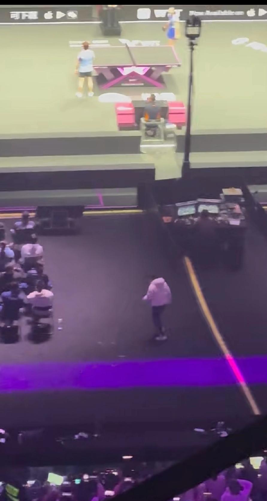 孙颖莎小跑进场为队友加油，这格局太圈粉了❤️WTT重庆女单决赛现场，没能打