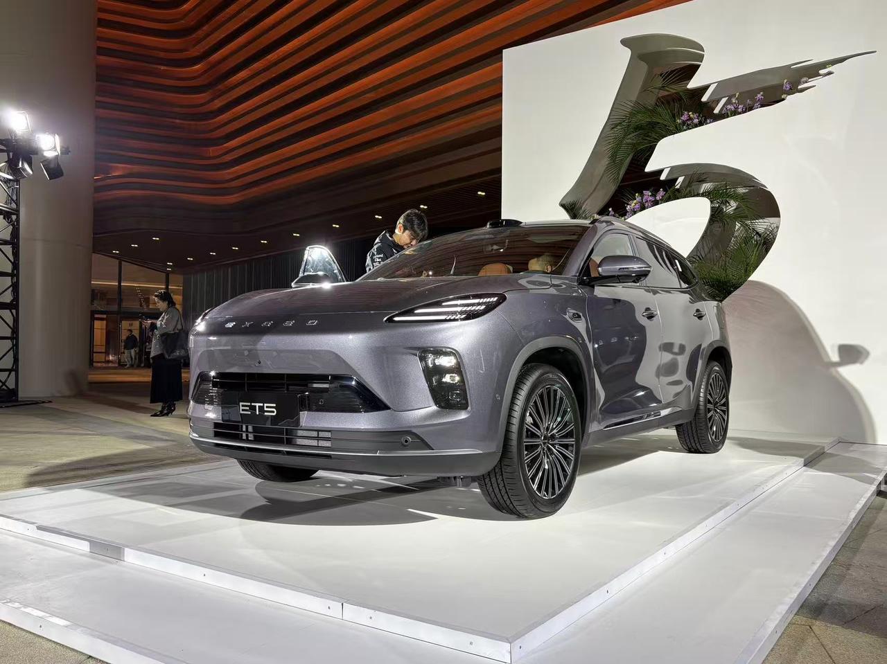 11月28日，中型SUV星途ET5正式上市，210舒享版官方指导价14.49万元