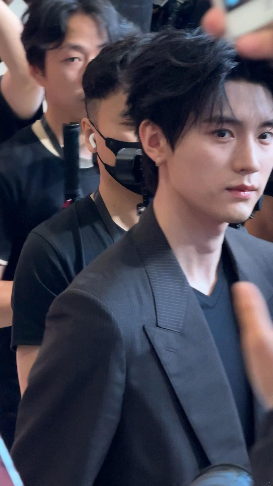 周翊然武汉线下活动状态周翊然武汉线下活动生图这是什么从漫画里走出来的清冷男主？周