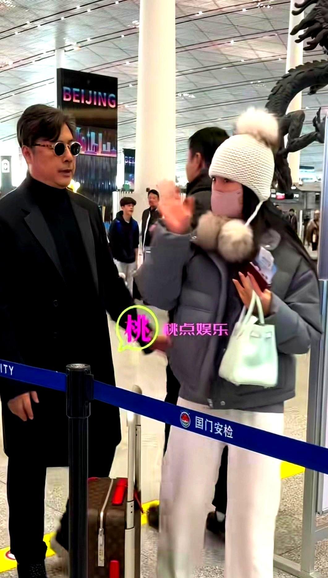 伦敦街头，王岳伦套个卫衣，混在一群接娃的家长里，手里拎书包，没人拿手机怼脸。An