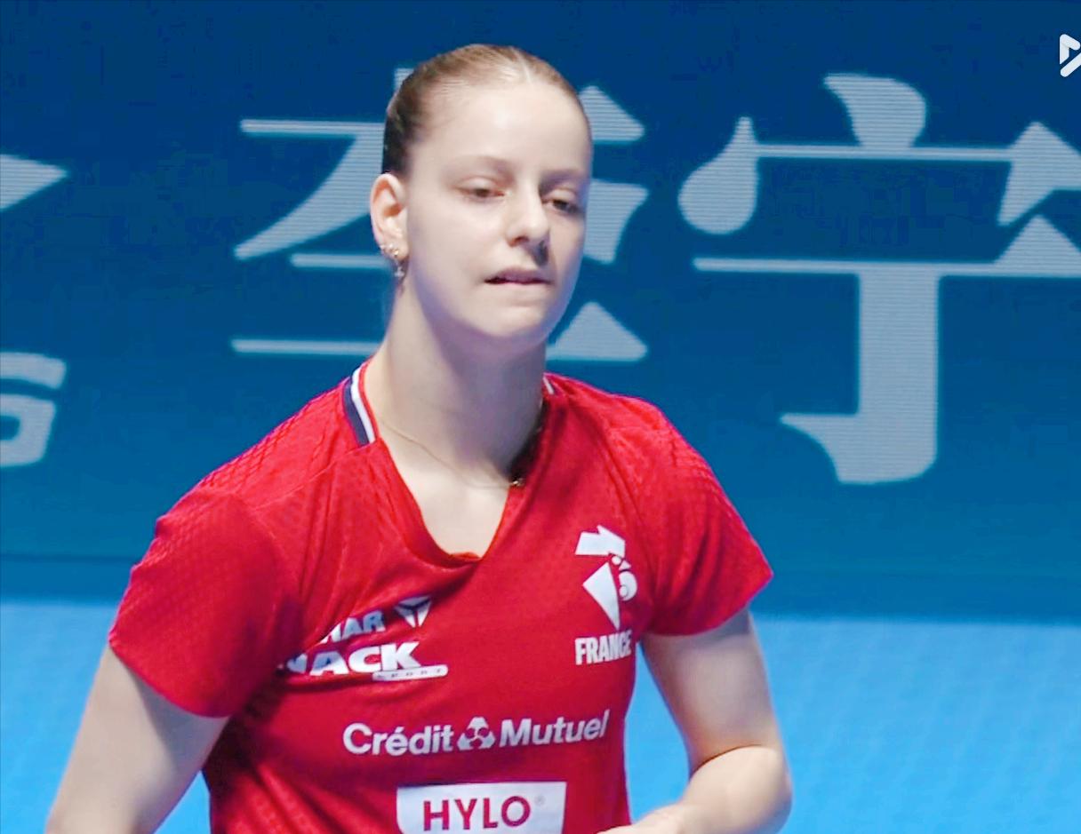 为什么马特说：蒯曼别着急，先要适应球？因为这次世界杯用的是无缝球，国乒平时