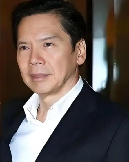 惹向华强尚可活，惹向华胜必死！这话在当年的香港娱乐圈，没人敢不服。 向华强大