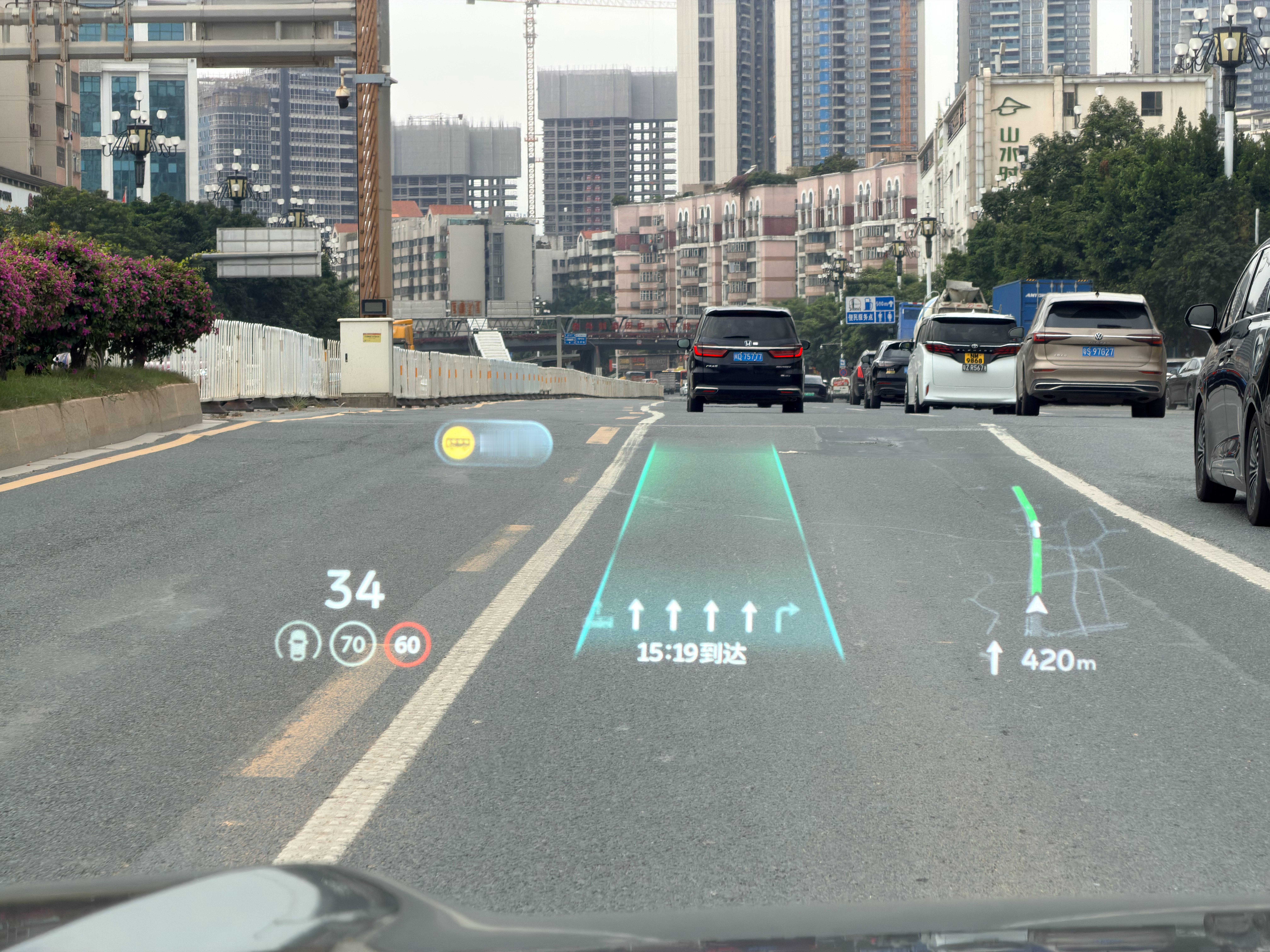 ES8的ARHUD标出了限行车道，这个细节很好[赞][赞]蔚来全新es8​​