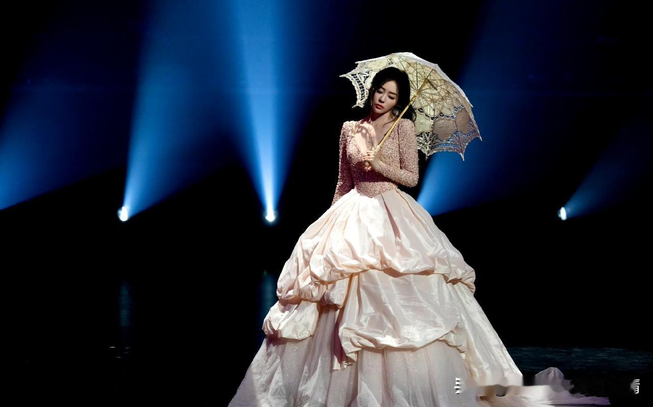 封神名场面！张靓颖玫瑰美背造型美得无可替代，流畅精致的肩颈脊背线条，宛若精心雕琢