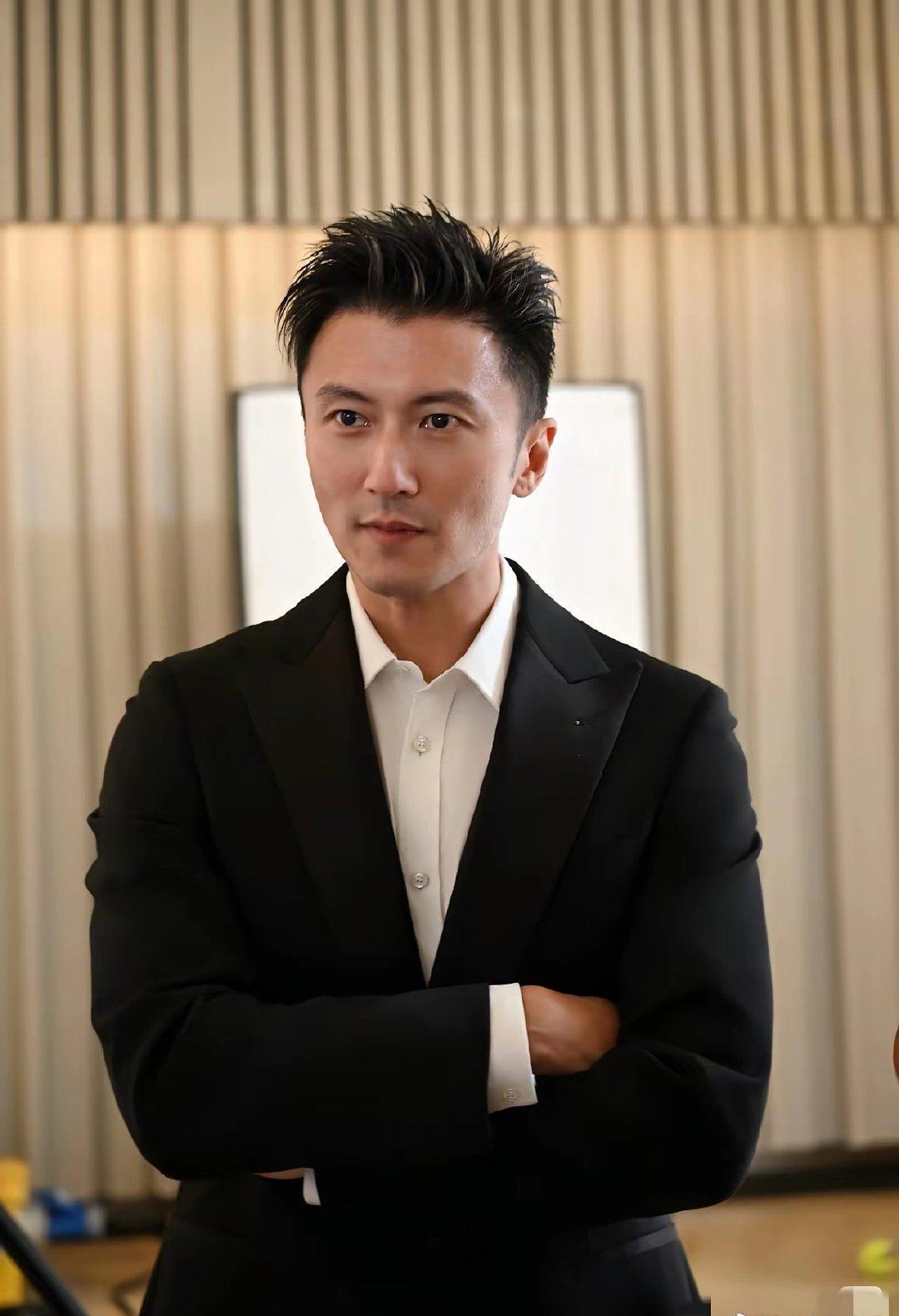 王菲的眼光，从来不是选最红的，而是选最“对”的。你看她三任男人，个个都是狠角色