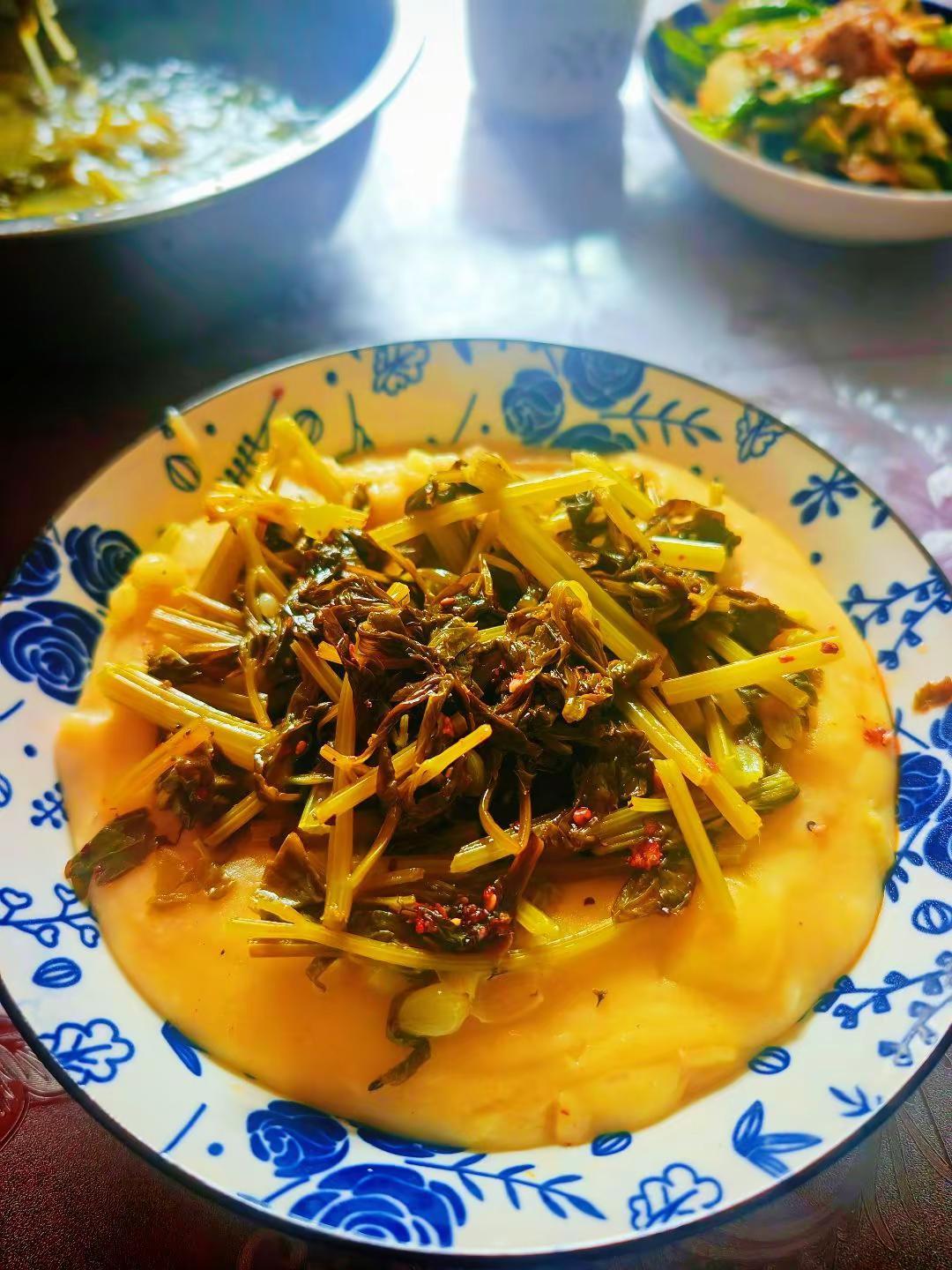 小时候真的嫌弃馓饭，总觉得粗粗的，不如白面米饭好吃。能躲就躲，能少吃就少吃。离