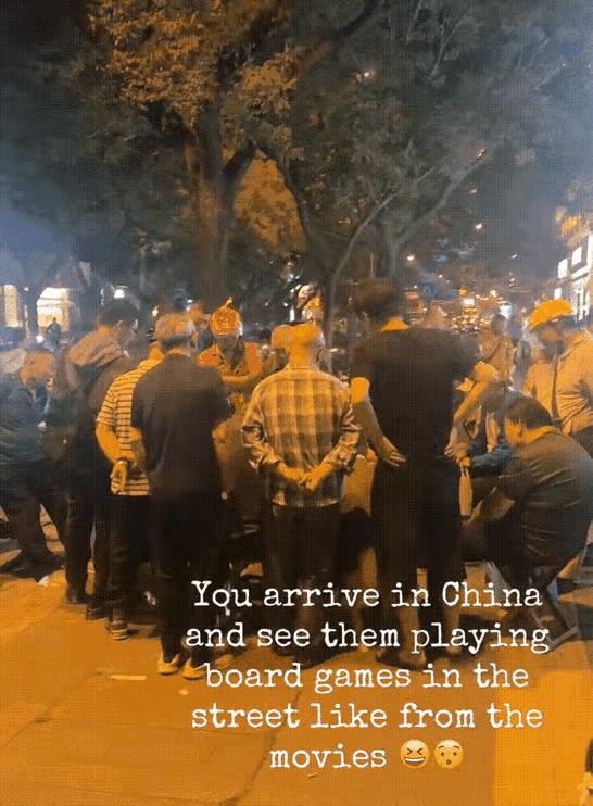真是想不到，一个简简单单地围观老大爷下象棋的视频，在TikTok的浏览量居然过亿