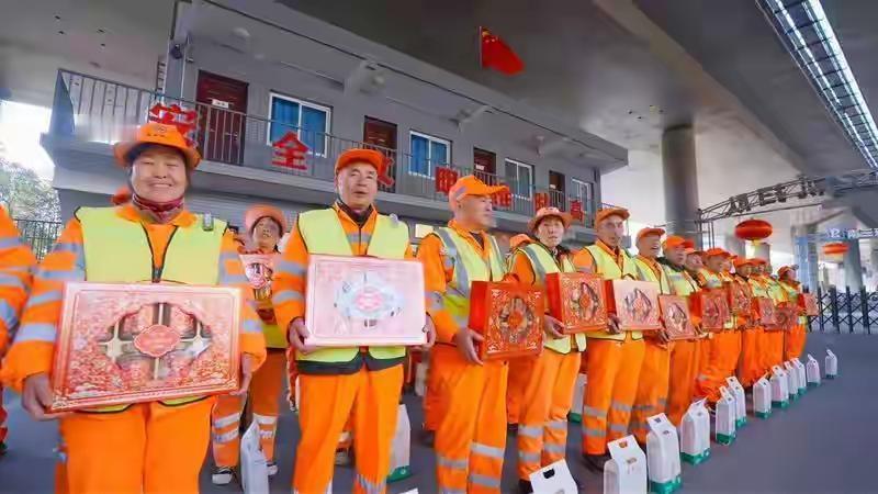 宇辉，这颗做公益的心真暖！年关将近，董宇辉给西安渭南两地一线环卫工人送年货西