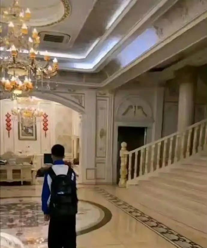 终于知道为什么要强制穿校服了