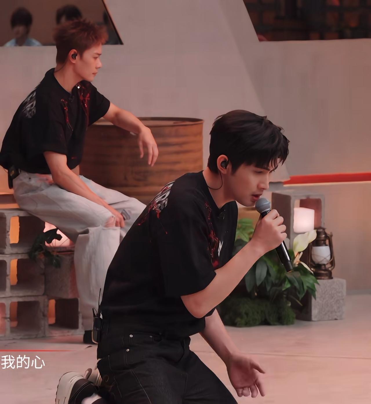 张彬彬组《偷心》小考：双将缺席，陈若轩“大白嗓”惹担忧。刷完这段小考，心里一半