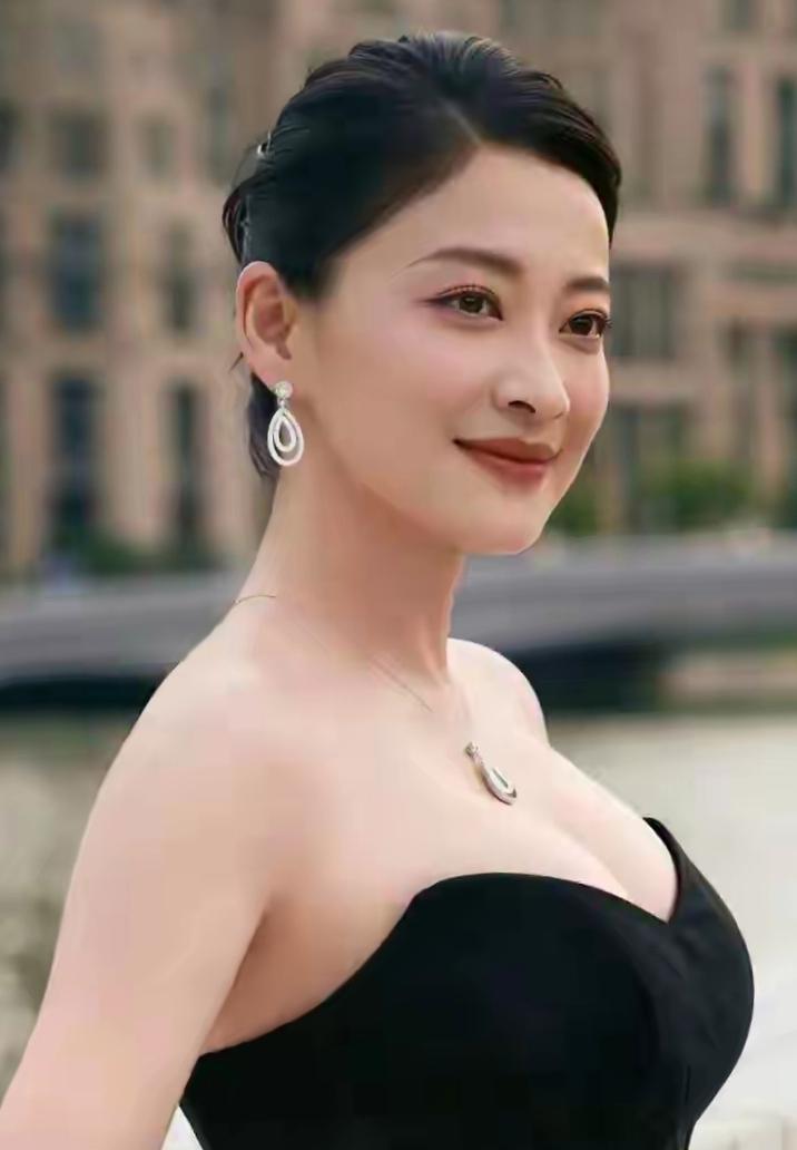 梅婷不仅有味道，标志性的“黑眼圈”更让人为之意乱情迷。梅婷的美是气质、骨相与