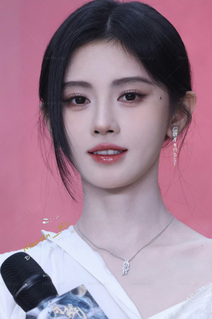 鞠婧祎面部平整度太高了鞠婧祎整个脸部没有一点纹理沟壑凹陷鞠婧祎面部平整度太高了，