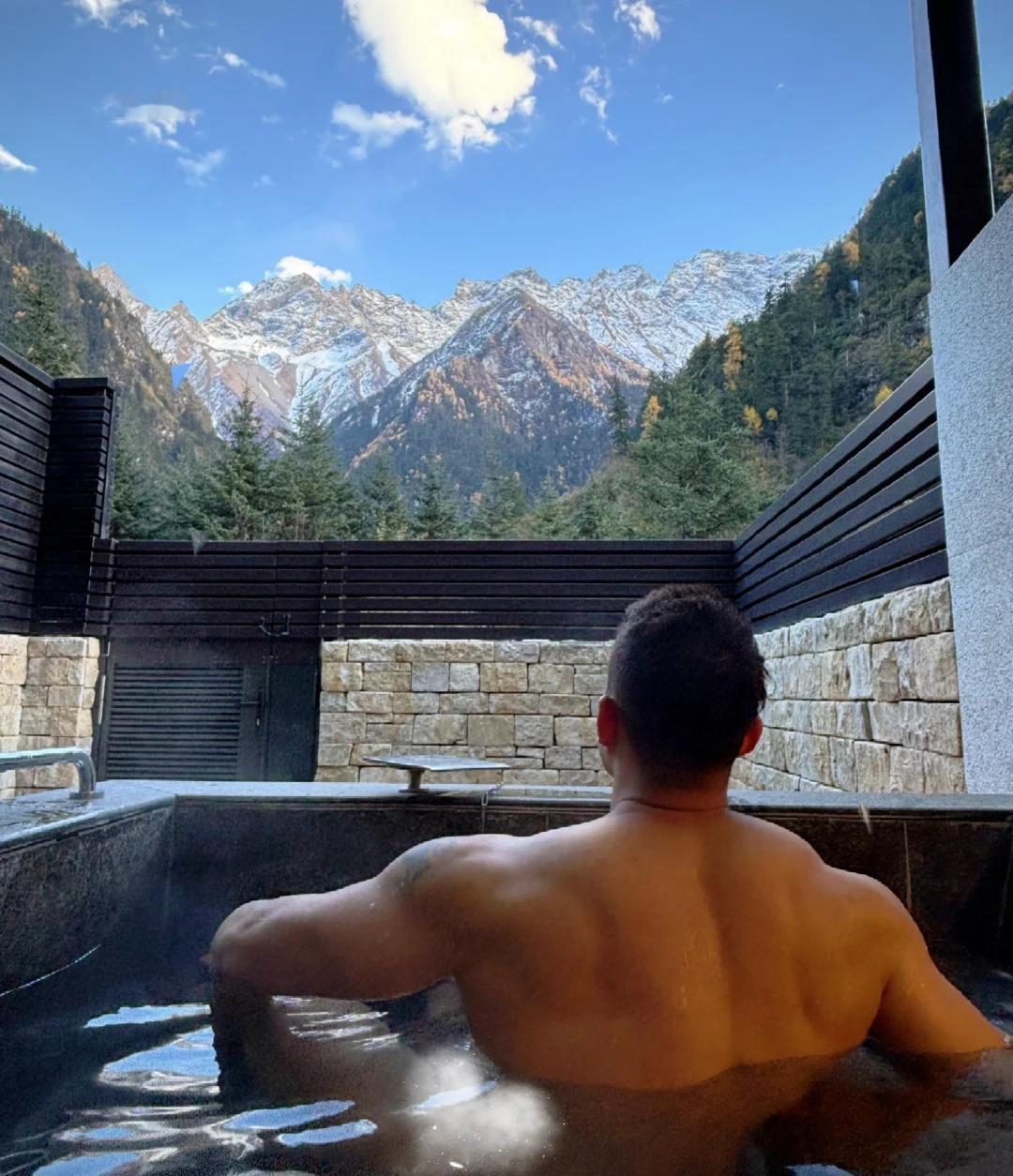 躺在温泉里感受川西的美自驾一周在川西我们一起度过了美景应接不暇的一周从成都