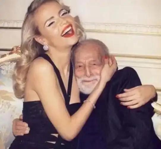 1994年，石油大亨马歇尔，娶了年轻的脱衣舞女郎，新婚才14个月后，石油大亨就突