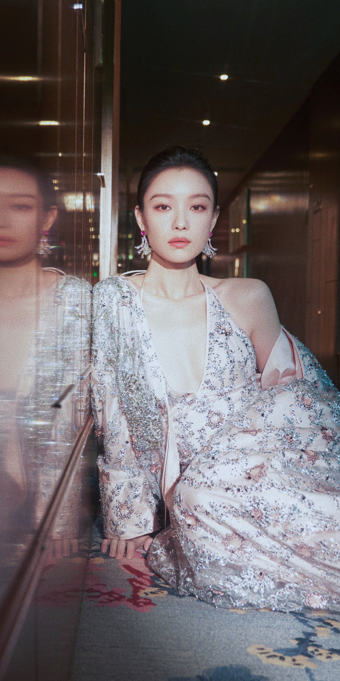 倪妮壁纸精选：桃粉娇艳，怦然心动。倪妮
