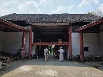 在辰溪潭湾桥湾村，辰水岸边一个毫不起眼的普通村落，藏着一处意外的古建筑遗存——江