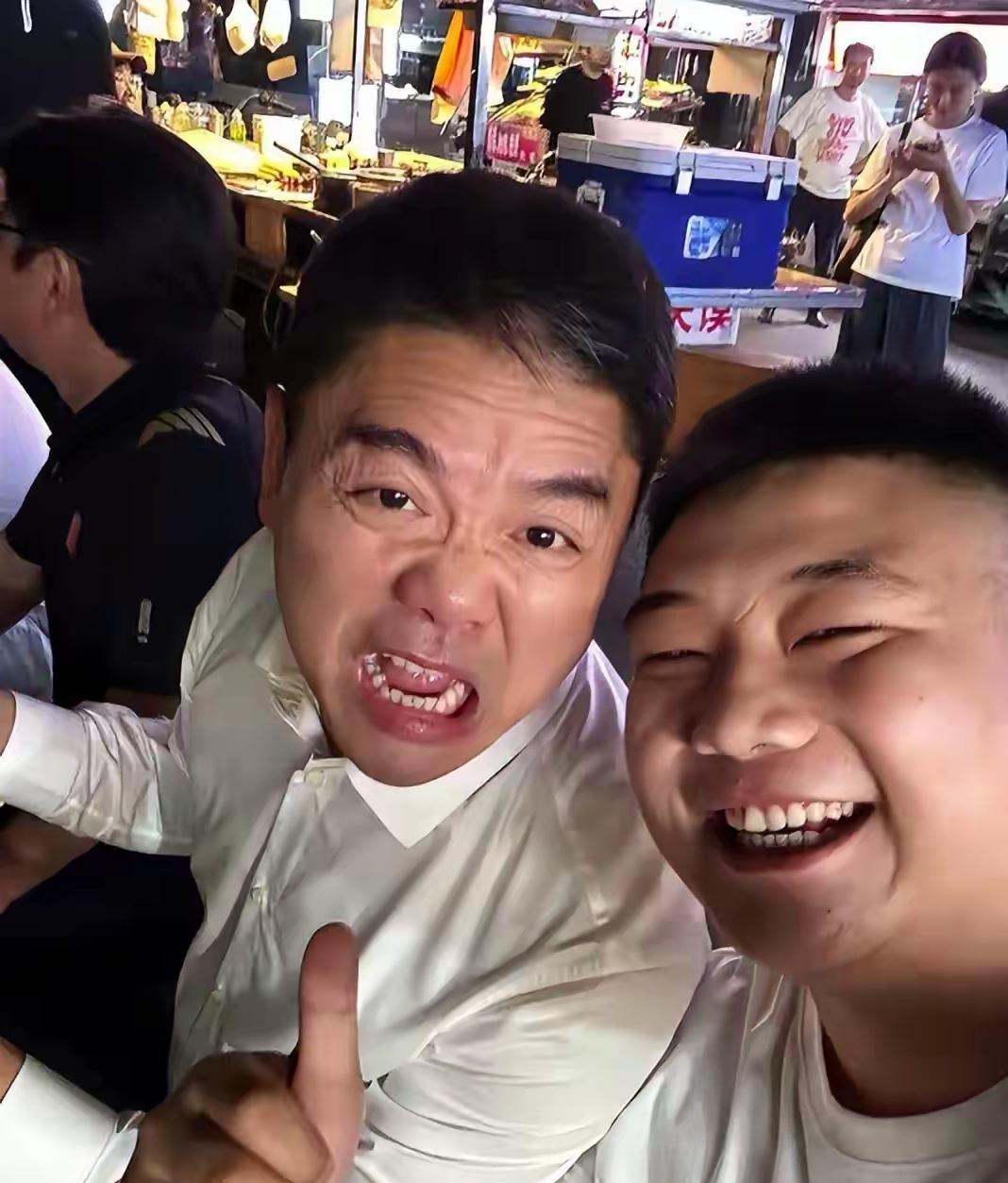 刘强东七夕节当天出现在老家宿迁。凌晨一点还在宿迁的夜市吃起了大排档，他与老乡搂肩