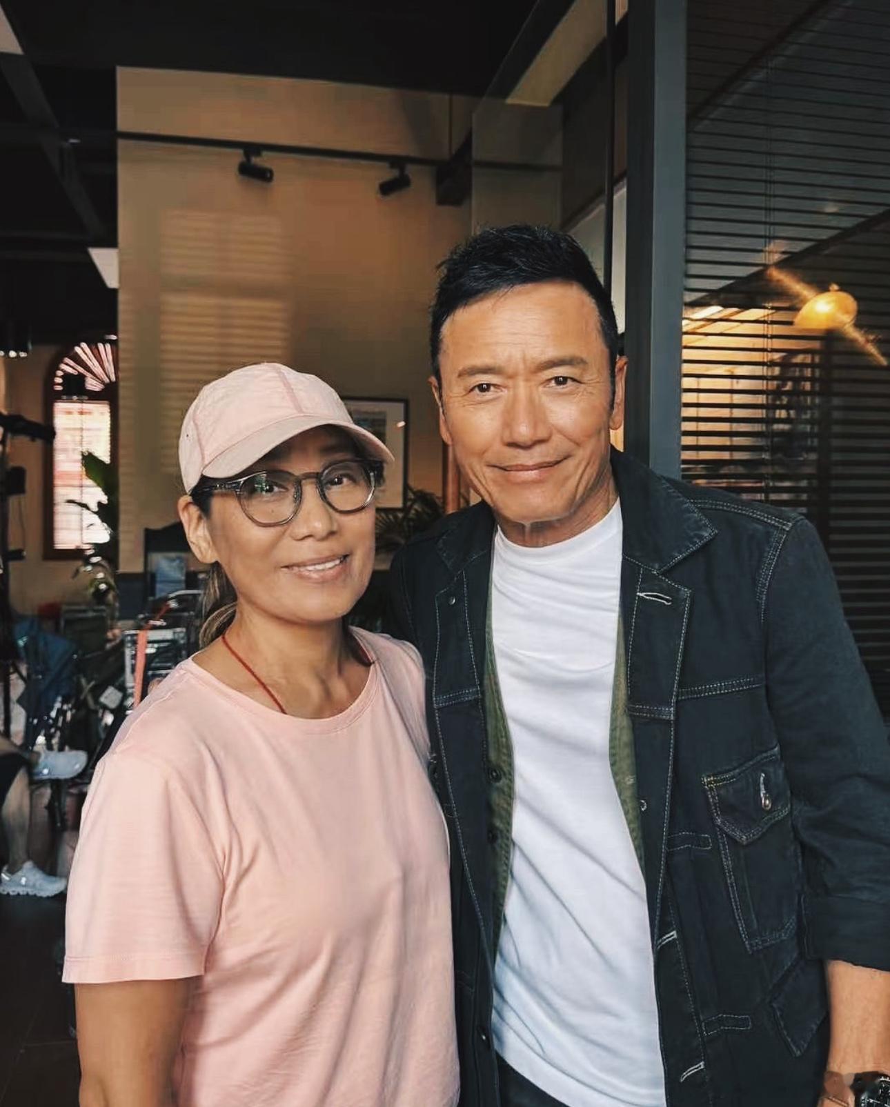 杨盼盼晒出与苗侨伟的合影：“同三哥会面，好久不见。”苗侨伟和杨盼盼曾出演过198