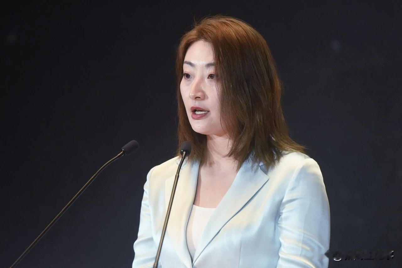 宗馥莉是个狠人啊。接手娃哈哈以后，对管理体系大变革。她老爹宗庆后制定的政策被宗馥