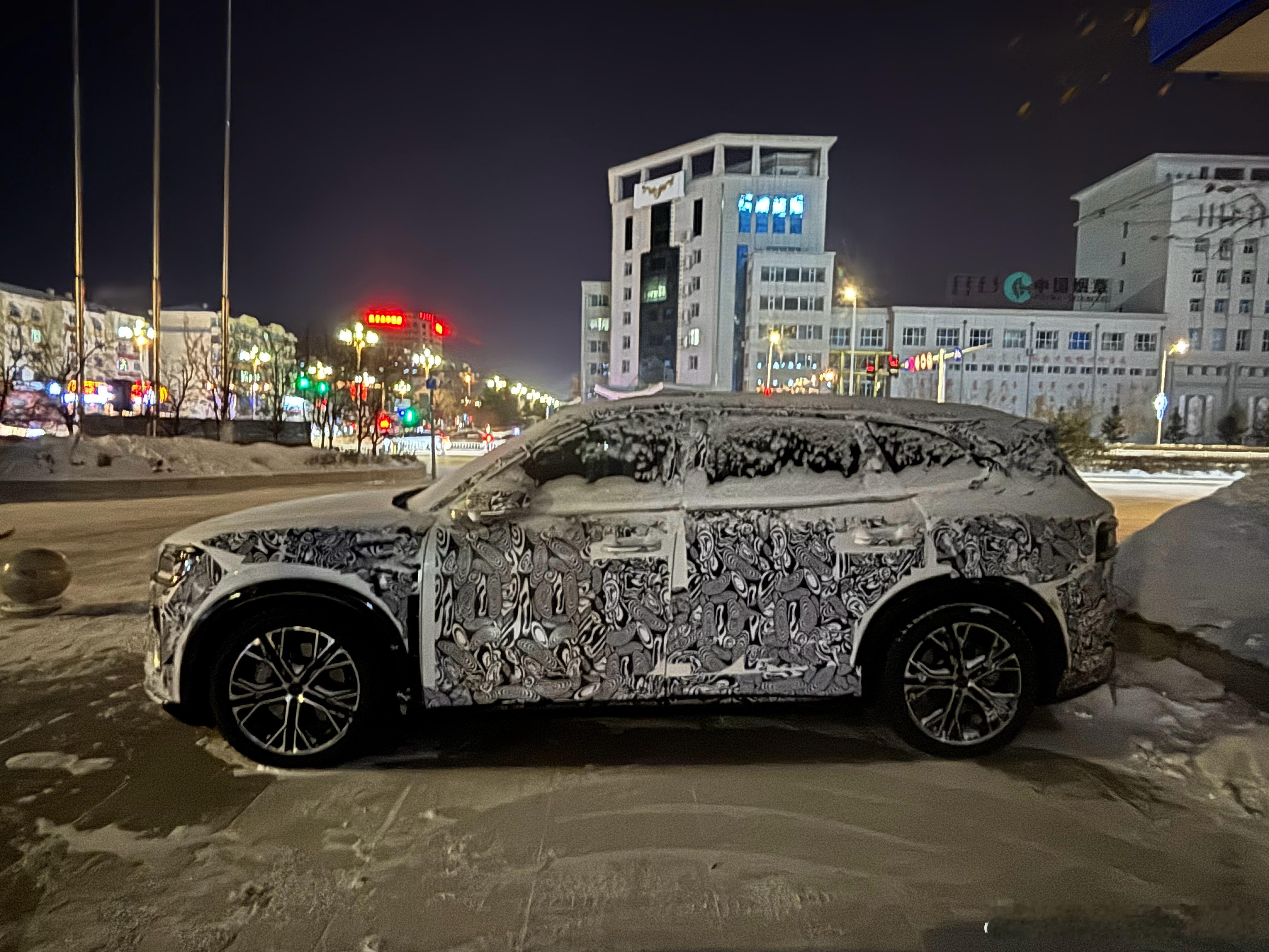 又碰到一辆重磅新车。汽场全开